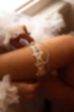 Luxusní svatební podvazek pro nevěstu s perličkami, krajkou a štrasovými detaily.