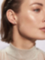 Diamantové svatební náušnice v peckovém provedení na uchu, jemná nadčasová elegance