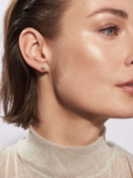 Diamantové svatební náušnice v peckovém provedení na uchu, jemná nadčasová elegance