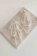 Detail luxusních perlových náušnic s ručně navlékanými perlami