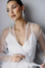 Dlouhé perlové náušnice na nevěstě, luxusní svatební šperk s jemně splývavými perlami