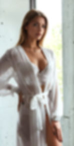 Luxusní šifonový župan v barvě ivory nošený přes krajkové prádlo, lehký splývavý materiál a jemná ženská silueta