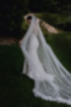 Bílý svatební závoj s 3D květinovými aplikacemi ve stylu katedrální délky