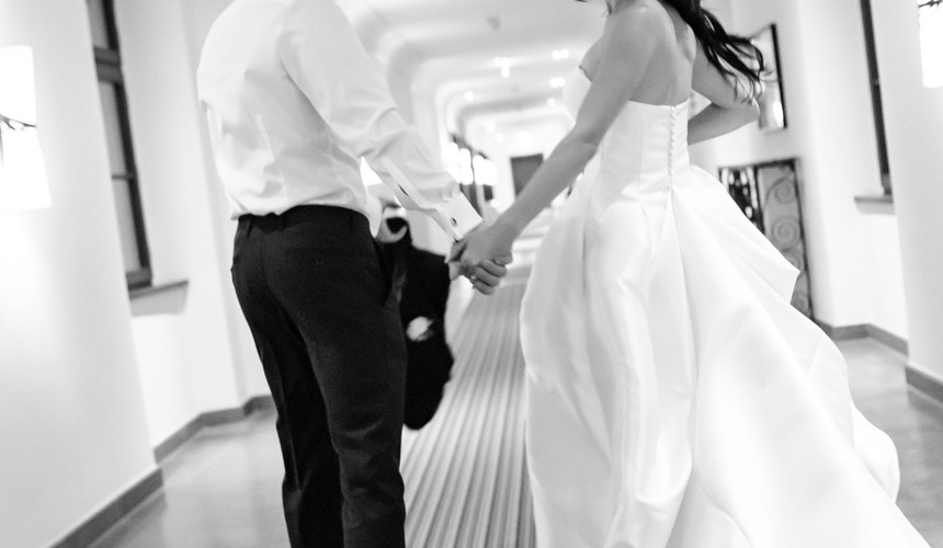 Ženich a nevěsta běží