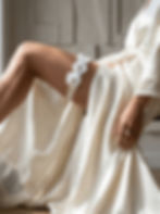 Svatební podvazek pro nevěstu s květinovou aplikací