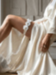 Svatební podvazek pro nevěstu s květinovou aplikací