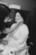 Nevěsta při ranních přípravách v hedvábném županu