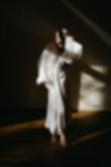 Dlouhý svatební župan s dramatickými rukávy a hedvábným leskem