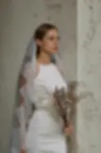 Ivory závoj pro nevěstu s krajkovým zdobením a jemným lemem