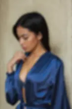 Detail dámského hedvábného županu s hlubším výstřihem a lehkými rukávy