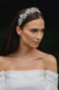 Čelenka pro nevěstu – pohled z profilu na detail zdobení