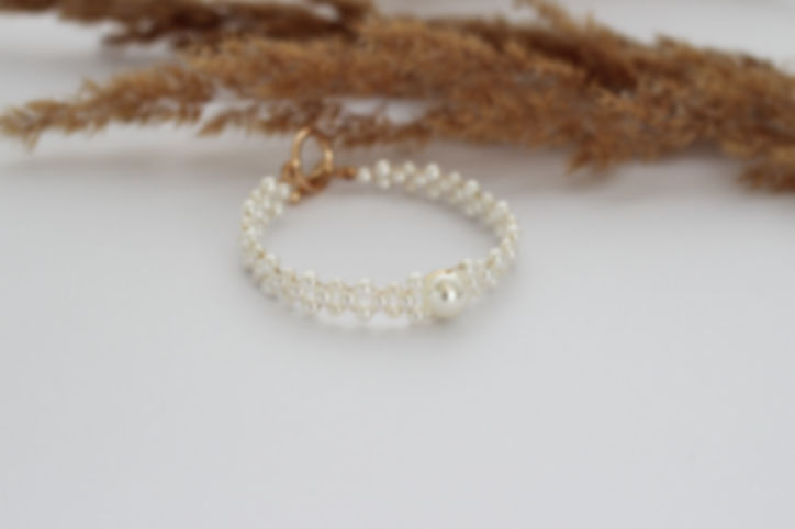 Elegantní perlový náramek s centrální perlou