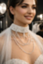 detail krku nevěsty s jemným svatebním pláštěm z tylu a perlovým náhrdelníkem, luxusní bridal styling