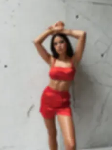 Dámské hedvábné pyžamo ze saténového hedvábí, krátký top a šortky v červené barvě.