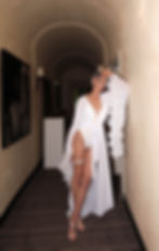 Nevěsta ve svatebním županu s květinovým zdobením při ranních přípravách