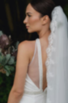 Jemný svatební závoj z tylu s krajkovým lemem