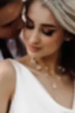 Krátký náhrdelník s perlami a perlovými kvítky