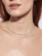 Tenisový náhrdelník s diamanty v jemné souvislé linii kolem krku