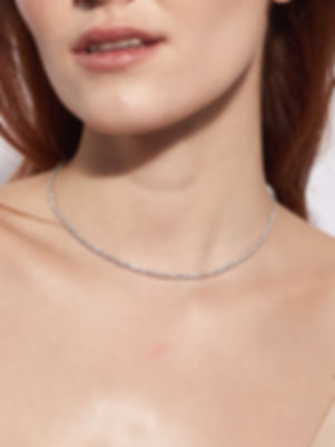 Tenisový náhrdelník s diamanty v jemné souvislé linii kolem krku