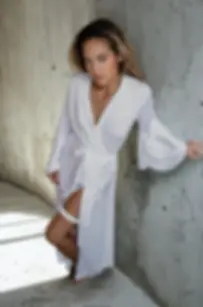 Svatební župan s perličkami a rozšířenými rukávy pro focení