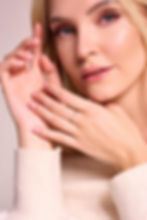 Jemný diamantový prsten pro nevěstu s květinovým motivem ze čtyř kamenů