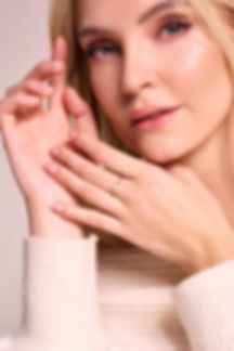 Jemný diamantový prsten pro nevěstu s květinovým motivem ze čtyř kamenů