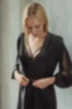 Dlouhý hedvábný dámský župan v černé barvě s jemně splývavou siluetou