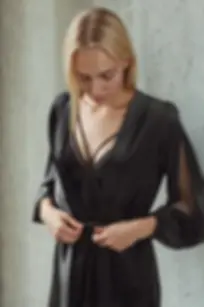 Dlouhý hedvábný dámský župan v černé barvě s jemně splývavou siluetou