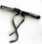 Detail černého saténového podvazku s třpytivými kamínky