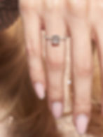 Zásnubní prsten s radiant diamantem a jemnou pavé linií na ruce