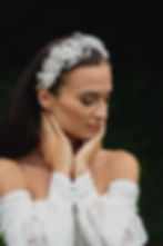 Svatební čelenka pro nevěstu s jemnými perličkami a krystaly