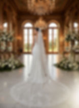 Svatební závoj s jemnou krajkou po obvodu, dlouhý tylový závoj splývající po zádech nevěsty v elegantním svatebním interiéru