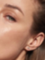 Minimalistické diamantové náušnice emerald brus na uchu