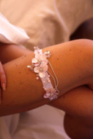 Svatební podvazek s květinovou a štrasovou ozdobou