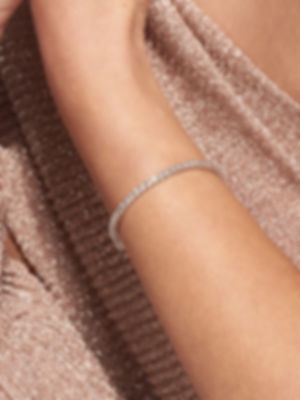 Tenisový náramek s laboratorními diamanty na zápěstí v jemném elegantním detailu