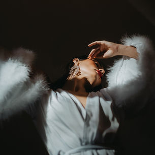 Nevěsta v hedvábném svatebním županu