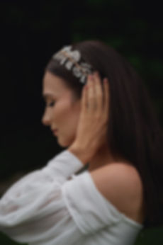 Svatební doplněk – čelenka se zlatým podkladem a křišťálovými větvičkami