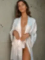 Krátký hedvábný svatební župan v nadčasovém kimono střihu