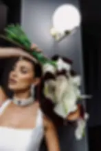 Luxusní perlové náušnice v editorial stylingu, výrazný svatební šperk