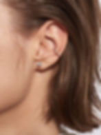 Detail diamantové svatební náušnice s kulatým brusem v minimalistickém stylu