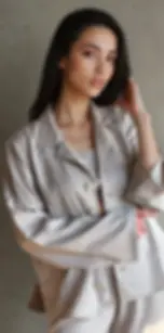 Béžové tencelové pyžamo s košilovým topem a dlouhými kalhotami, focené ve světlém interiéru.