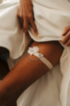 Svatební podvazek pro nevěstu s perličkami a třpytivými kamínky.