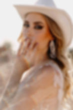 Svatební perlové náušnice v moderním stylingu na nevěstě