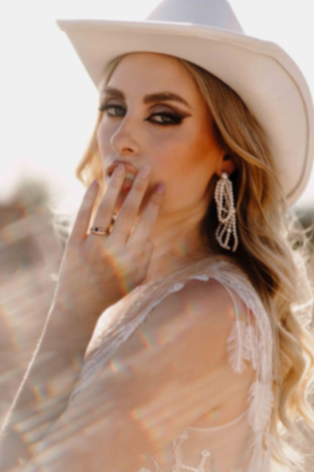 Svatební perlové náušnice v moderním stylingu na nevěstě