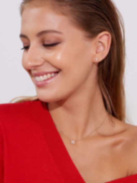 Svatební diamantový náhrdelník ve tvaru květu na jemném řetízku