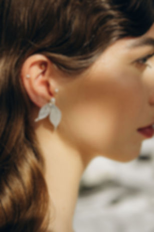 Svatební náušnice s říčními perlami a perleťovými lístky