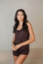 Hnědé tencelové pyžamo s volným topem a dlouhými kalhotami, focené ve světlém interiéru.