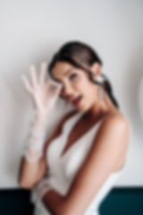 Dlouhé květinové svatební náušnice s perlami na nevěstě, výrazný květinový design a perlové linie