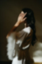 Luxusní župan pro nevěstu s bohatou labutěnkou na rukávech pro nevěstu