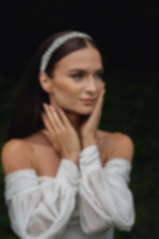 Svatební čelenka ve stříbrné barvě s krystaly